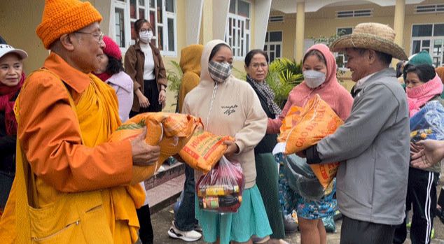 Tịnh xá Ngọc Sơn trao 220 phần quà đến người nghèo vùng cao nhân dịp năm mới 2023