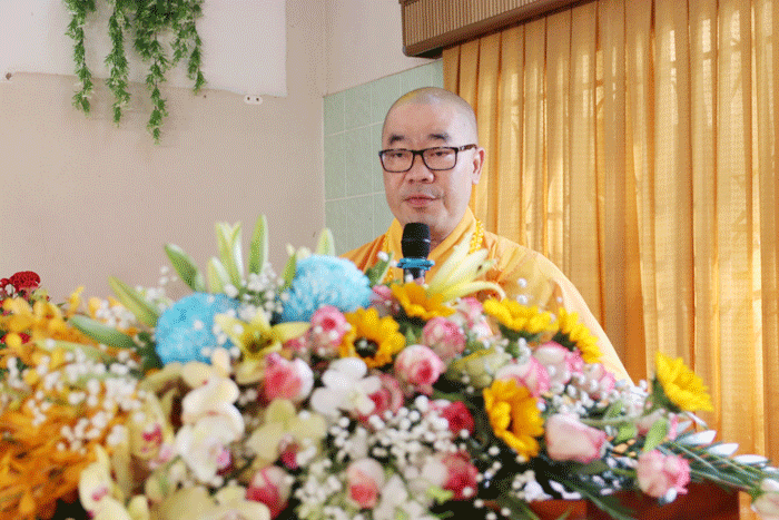 Thượng tọa Thích Quảng Lộc phát biểu khai mạc