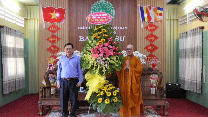 Ông Đỗ Tấn Hùng trao hoa chúc mừng đến Thượng tọa Thích Minh Lộc