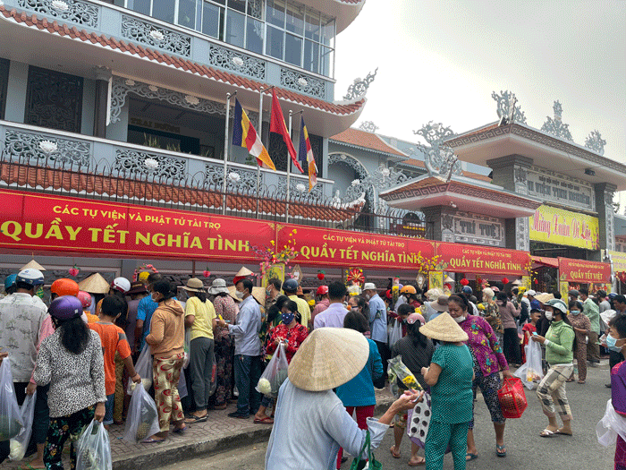 Bà con nghèo đi "chợ Tết tình thương"