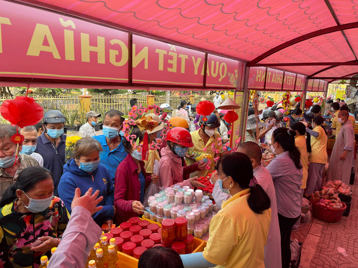 Ấm áp phiên chợ Tết cuối năm tại chùa Tịnh Nghiêm, TP.Mỹ Tho