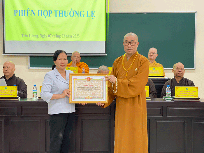 Bà Bùi Thị Mai trao Bằng khen đến Thượng tọa Thích Phước Lộc Bà Bùi Thị Mai trao Bằng khen đến Thượng tọa Thích Phước Lộc