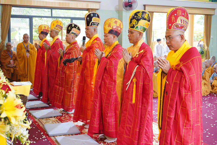 Chư tôn đức Sám chủ thực hiện nghi thức hoàn đàn
