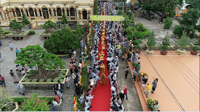 Thực hành khất thực trong khuôn viên chùa Vĩnh Tràng