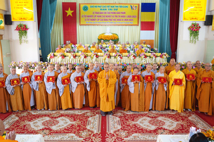 Trao Bằng tốt nghiệp cho các Tăng Ni sinh Lớp cao đẳng Phật học khóa IV Trao Bằng tốt nghiệp cho các Tăng Ni sinh Lớp cao đẳng Phật học khóa IV