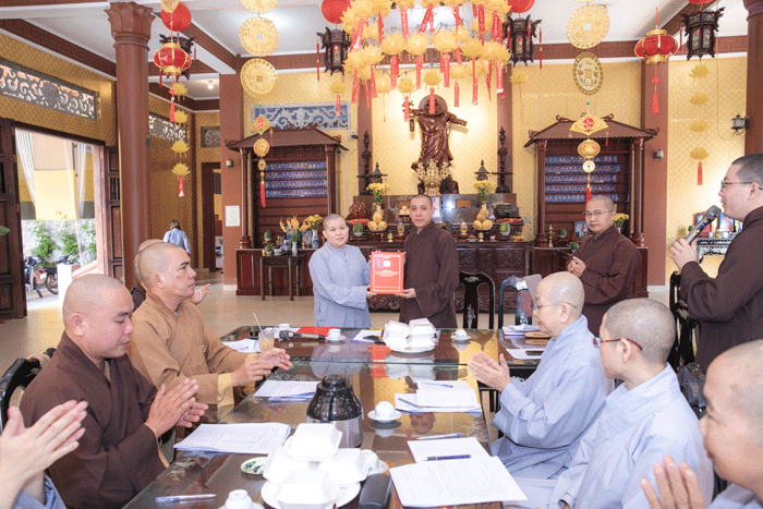 Trao quyết định đến Sư cô Thích nữ Viên Giác, Phó ban Tổng hợp Ban Hướng dẫn Phật tử tỉnh