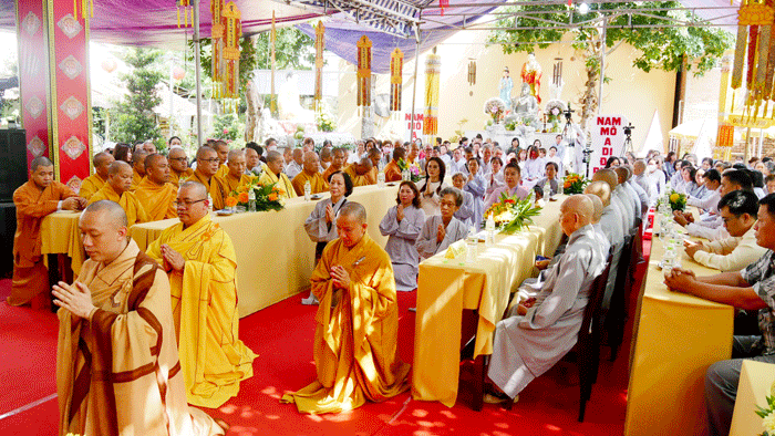 Đại đức Thích Phổ Tuệ, tân trụ trì dâng lời phát nguyện