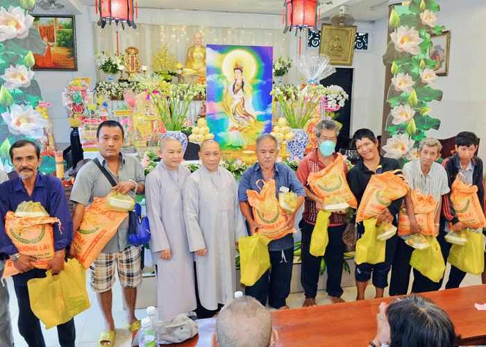 Sau khóa tu, Ban Tổ chức trao quà đến bà con
