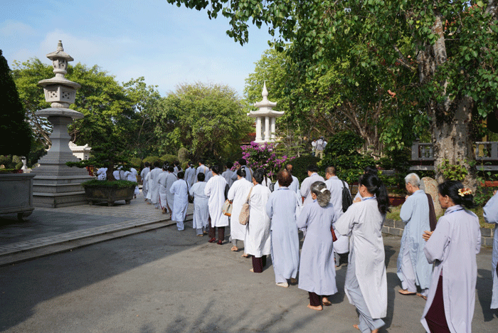 Phật tử nhiễu tháp