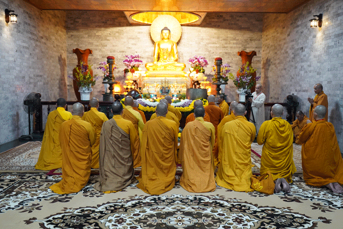 Chư tôn đức đảnh lễ Đức Bổn Sư tại bảo tháp Đại Giác thuộc thiền viện Trúc Lâm Chánh Giác