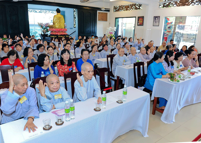 Đại biểu biểu quyết tại đại hội