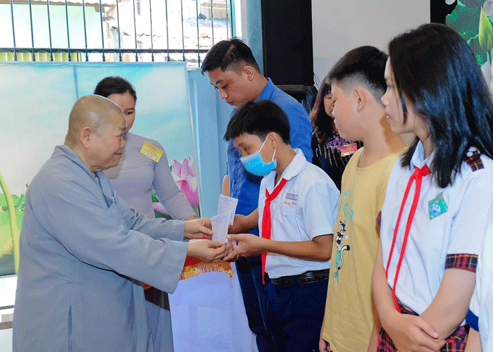 Ni trưởng Thích nữ Tịnh Nghiêm trao học bổng cho học sinh khó khăn