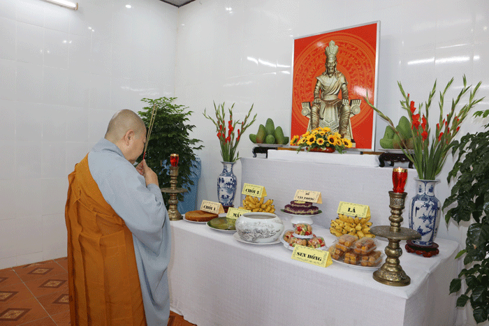 Ni trưởng Thích nữ Tịnh Nghiêm niêm hương tưởng niệm