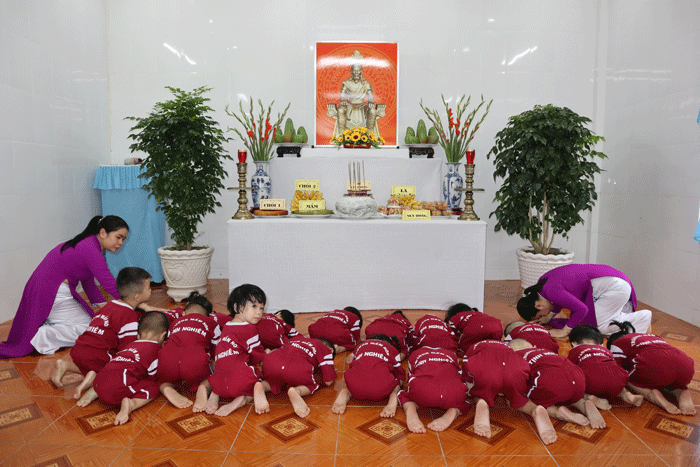 Các cháu đảnh lễ Tổ Hùng Vương