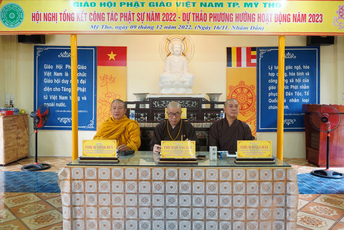 Thượng tọa Thích Quảng Lộc chủ trì buổi họp