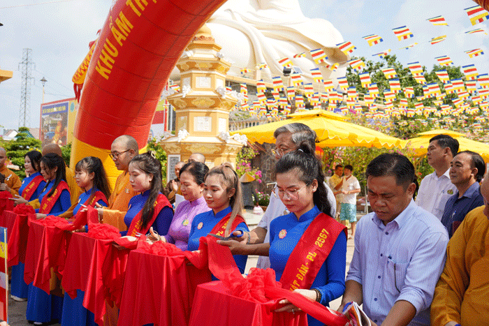 Cắt băng “Phiên chợ 0 đồng” Cắt băng “Phiên chợ 0 đồng”