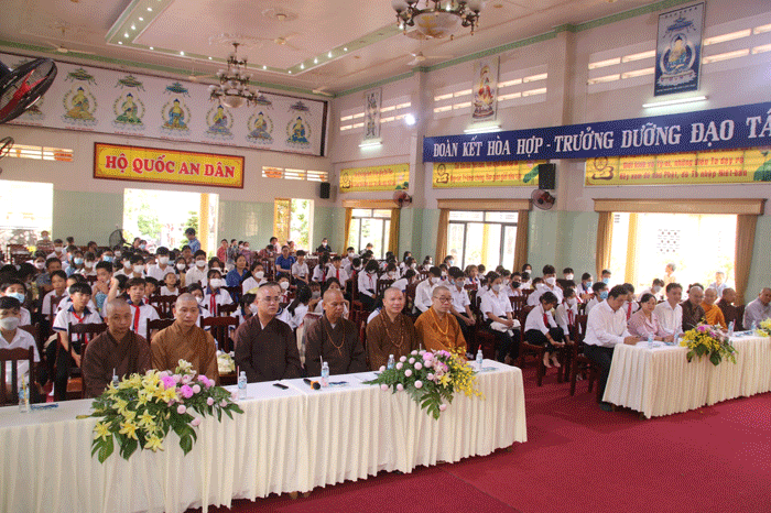 Chư tôn đức, đại diện lãnh đạo các cơ quan tham dự