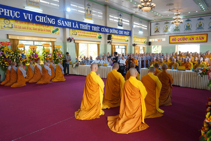 Đại diện chư Tăng Ni hành giả phát nguyện tu tập tinh tấn