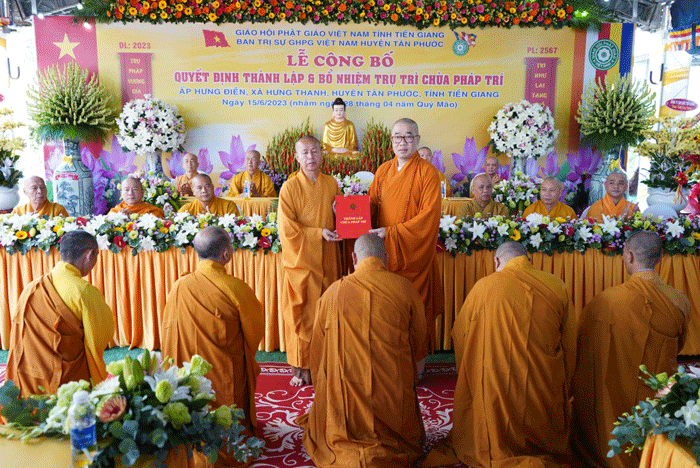 Thượng tọa Thích Quảng Lộc trao quyết định thành lập và gia nhập chùa Pháp Trí vào danh bộ tự viện GHPGVN tỉnh Tiền Giang đến Thượng tọa Thích Đức Thắng, Trưởng ban Trị sự Phật giáo H.Tân Phước