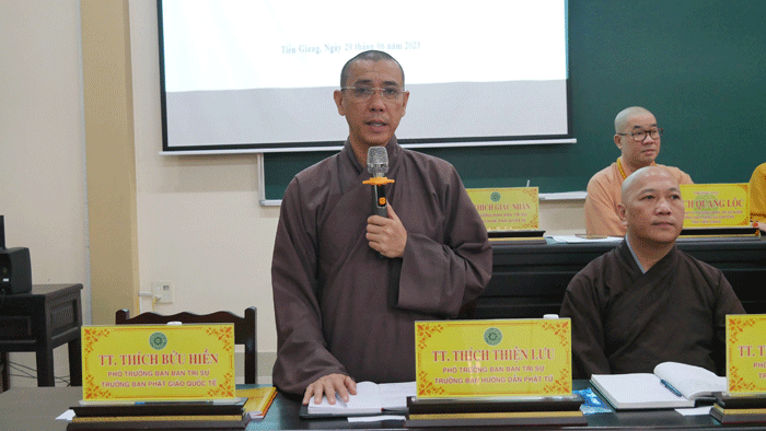 Thượng tọa Thích Thiện Lưu phát biểu tại buổi họp