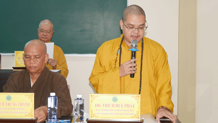 Đại đức Thích Huệ Phát báo cáo tại hội nghị