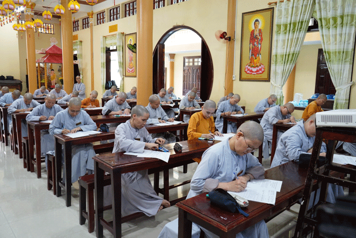 Ni sinh khóa VIII thi tốt nghiệp