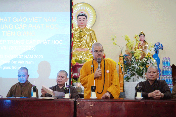 Đại đức Thích Huệ Phát phát biểu sách tấn Tăng Ni sinh