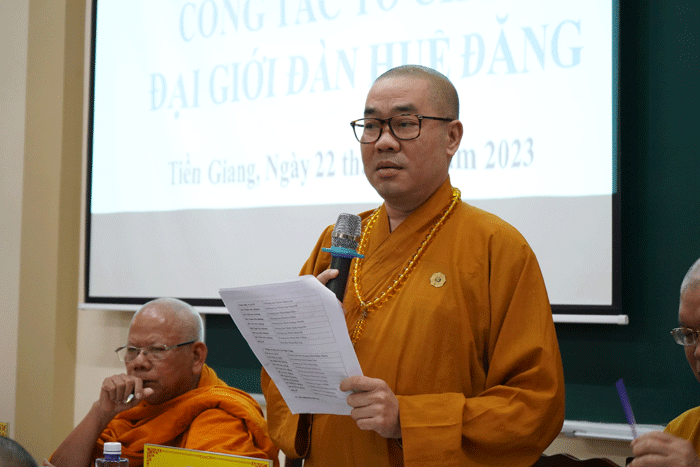 Thượng tọa Thích Quảng Lộc chỉ đạo một số việc để thực hiện công tác tổ chức đúng tiến độ