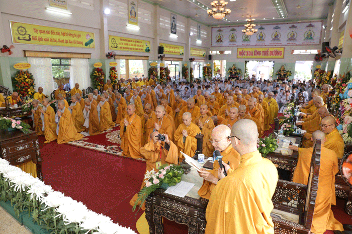 Chư giới sư đã hướng dẫn các giới tử cung thỉnh Đức Thích Ca Mâu Ni làm Hòa thượng Đường đầu