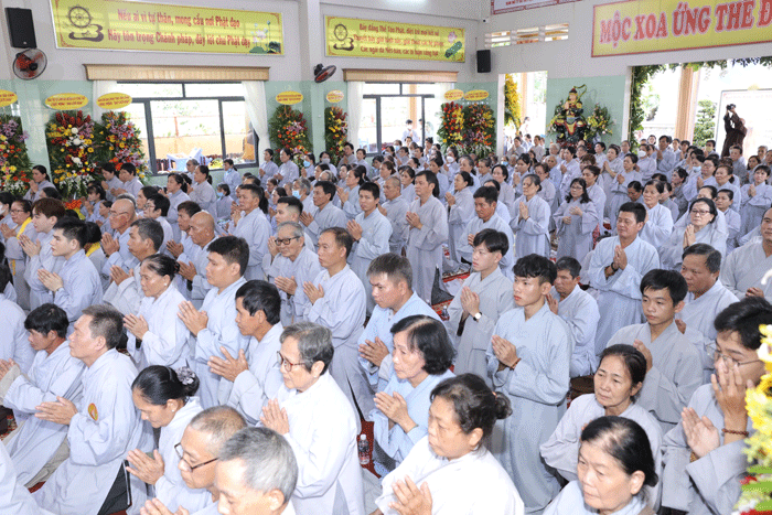 Phật tử phát tâm truyền giới Bồ-tát