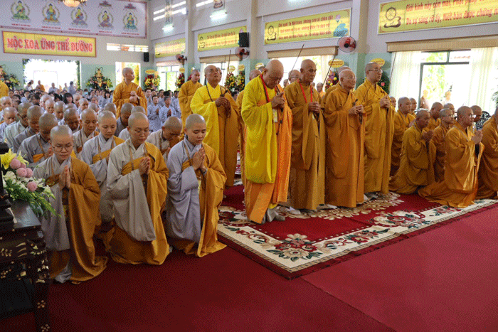 Chư tôn đức giáo phẩm Hội đồng Giới sư đã niêm hương bạch Phật, đảnh lễ Tam bảo