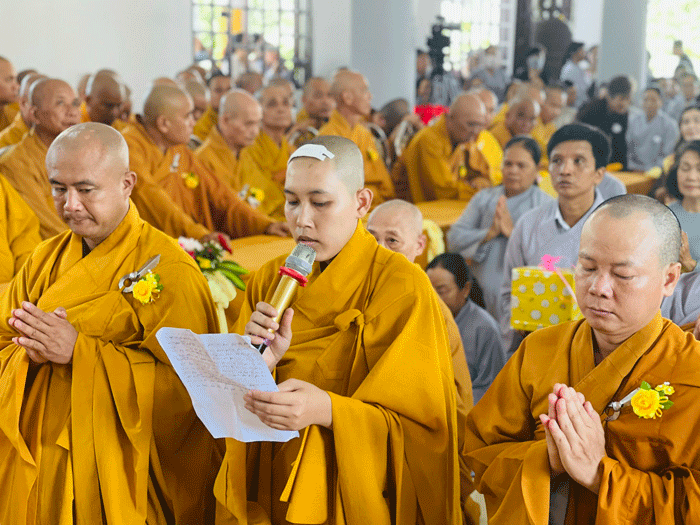 Đại diện giới xuất gia và tại gia chùa Khánh Quới bày tỏ lòng tri ân đến Thầy Tổ