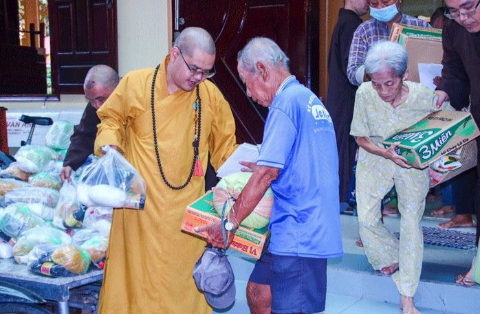 Đại đức Thích Huệ Phát trao quà Vu lan đến những gia đình khó khăn Đại đức Thích Huệ Phát trao quà Vu lan đến những gia đình khó khăn