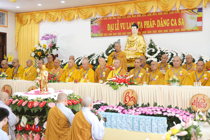 Trưởng lão Hòa thượng Thích Huệ Minh ban đạo từ