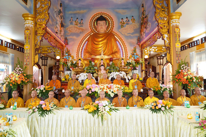 Chư tôn đức chứng minh, tham dự Đại lễ Vu lan, tạ pháp và dâng ca-sa