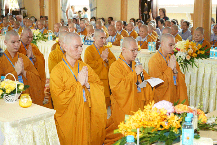 Đại diện Tăng sinh Trường Trung cấp Phật học tỉnh dâng lời khánh tuế đến chư tôn đức