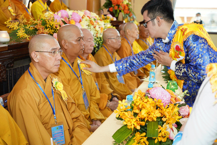 Phật tử cài hoa hồng Vu lan đến chư tôn đức