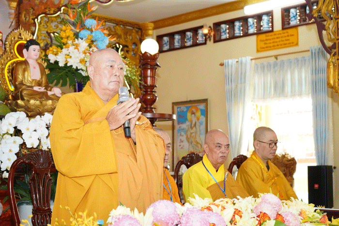 Trưởng lão Hòa thượng Thích Huệ Minh ban đạo từ