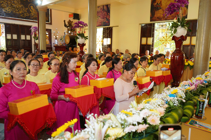 Đại diện Phật tử tác bạch dâng y cúng dường Đại diện Phật tử tác bạch dâng y cúng dường