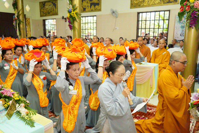 Phật tử tác bạch dâng pháp y Phật tử tác bạch dâng pháp y