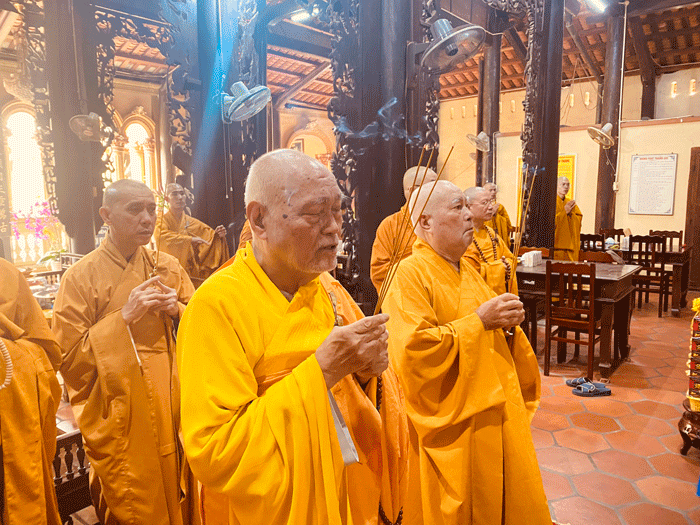 Chư tôn đức niêm hương tưởng niệm Tổ Chánh Hậu, trụ trì đời thứ 5 chùa Vĩnh Tràng