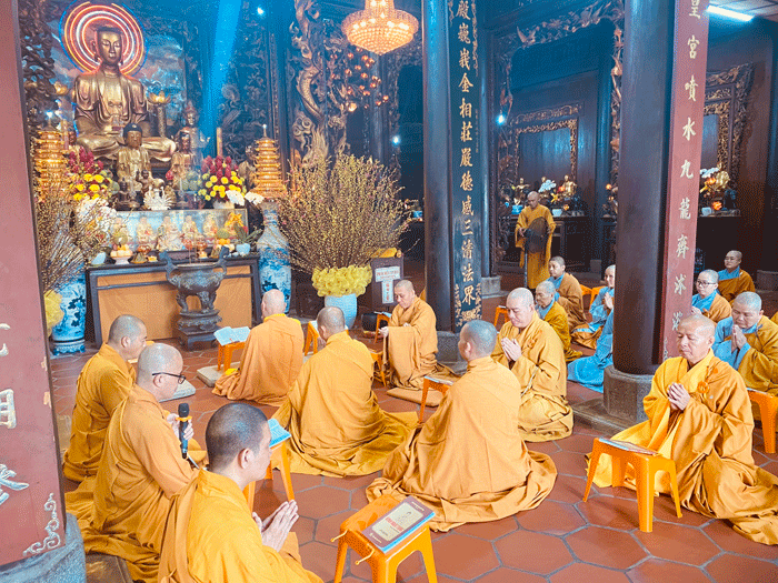 Tụng kinh A-di-đà tại chánh điện tổ đình Vĩnh Tràng