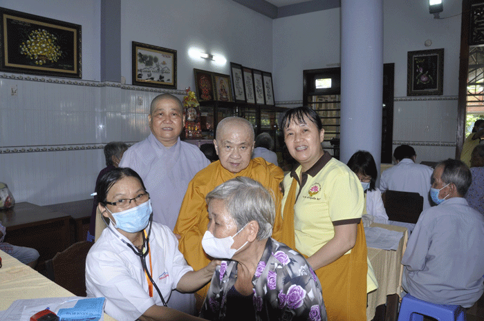 Bác sĩ thăm khám cho bệnh nhân