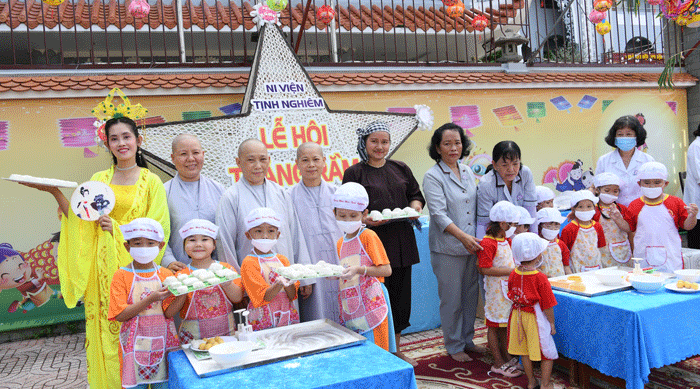 Các học sinh thực tập làm bánh trung thu