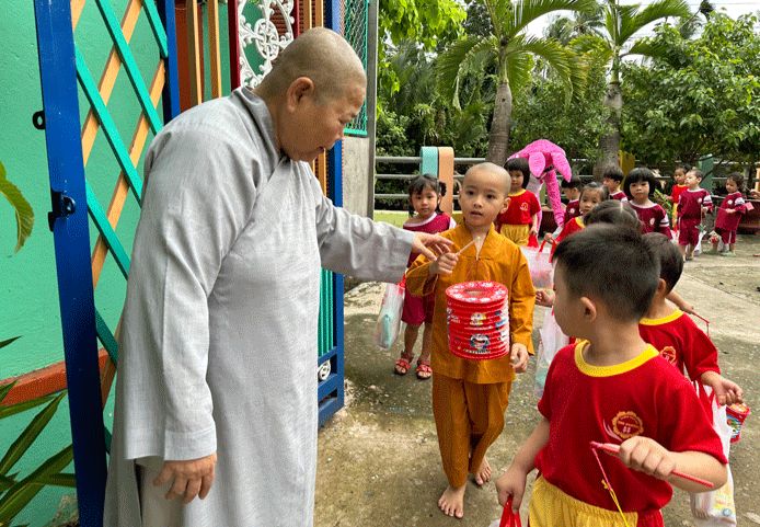 Ni trưởng chủ trường cũng dành nhiều quà tặng yêu thương cho học sinh