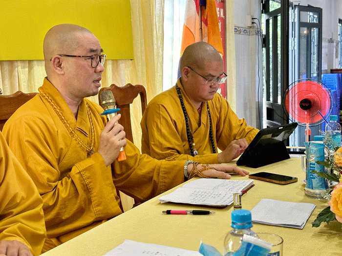 Thượng tọa Thích Quảng Lộc phát biểu chỉ đạo tại buổi họp