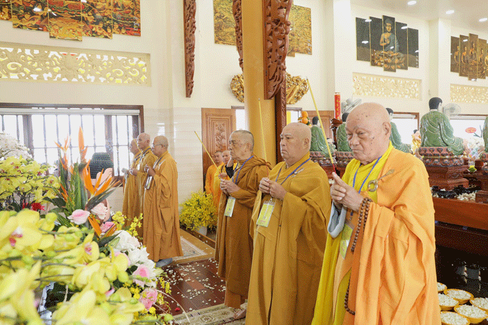 Chư tôn giáo phẩm chứng minh niêm hương tưởng niệm cố Hòa thượng trụ trì tiền nhiệm chùa Trường Sanh, TP.Mỹ Tho
