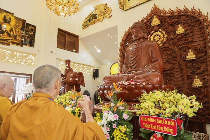 Chư tôn đức thực hiện nghi thức sái tịnh, an vị Phật tại chánh điện chùa Trường Sanh