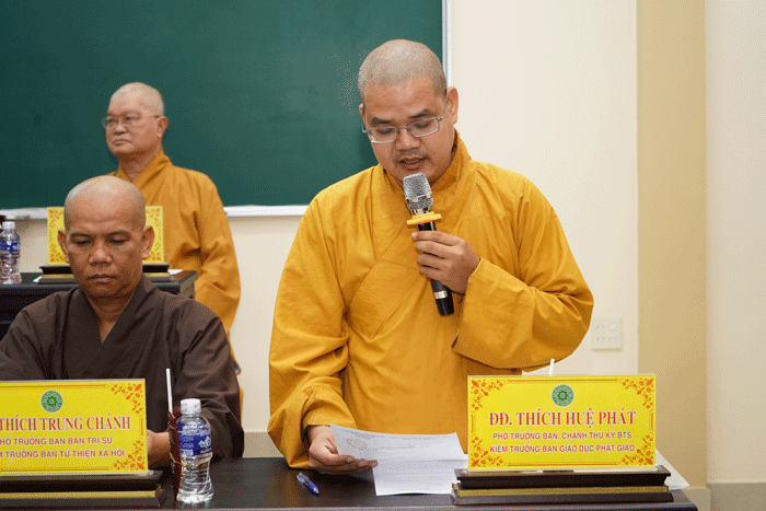 Đại đức Thích Huệ Phát, Phó Trưởng ban kiêm Chánh Thư ký Ban Trị sự GHPGVN tỉnh thay mặt Ban Thư ký báo cáo tóm tắt các hoạt động Phật sự