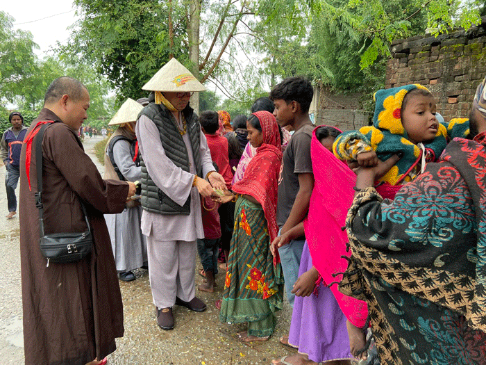 Thượng tọa Thích Quảng Lộc trao quà đến người nghèo Ấn Độ